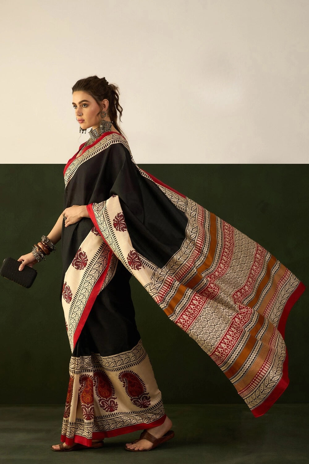 Womaniya Bhagalpuri – Draped in Natural Grace