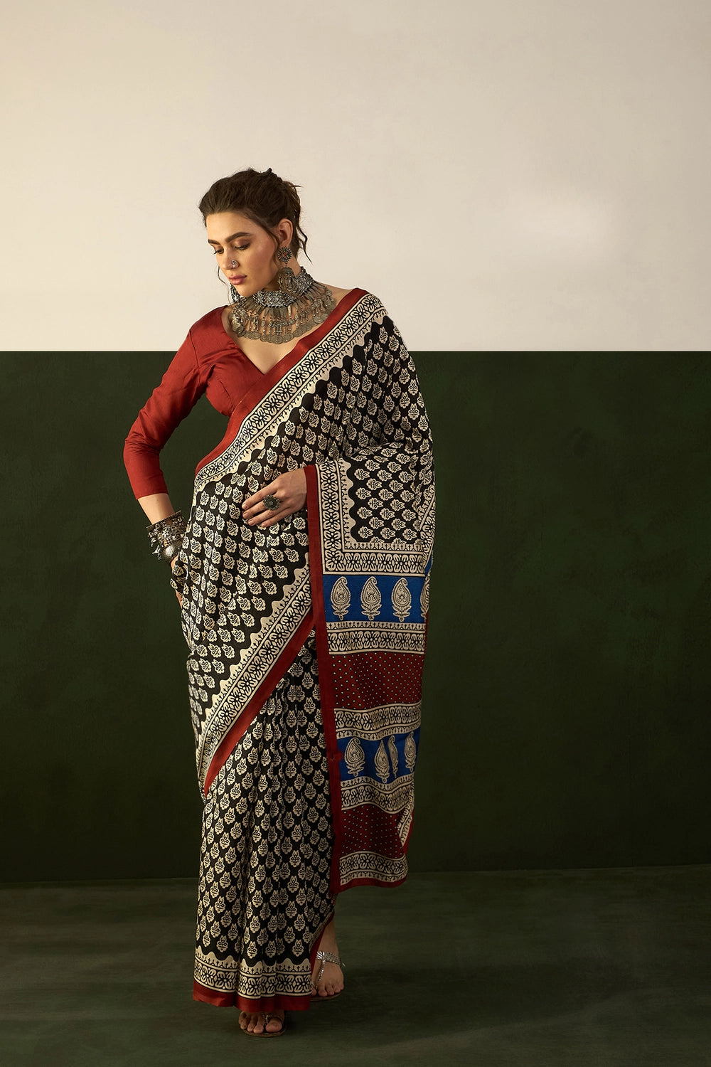 Womaniya Bhagalpuri – Draped in Natural Grace