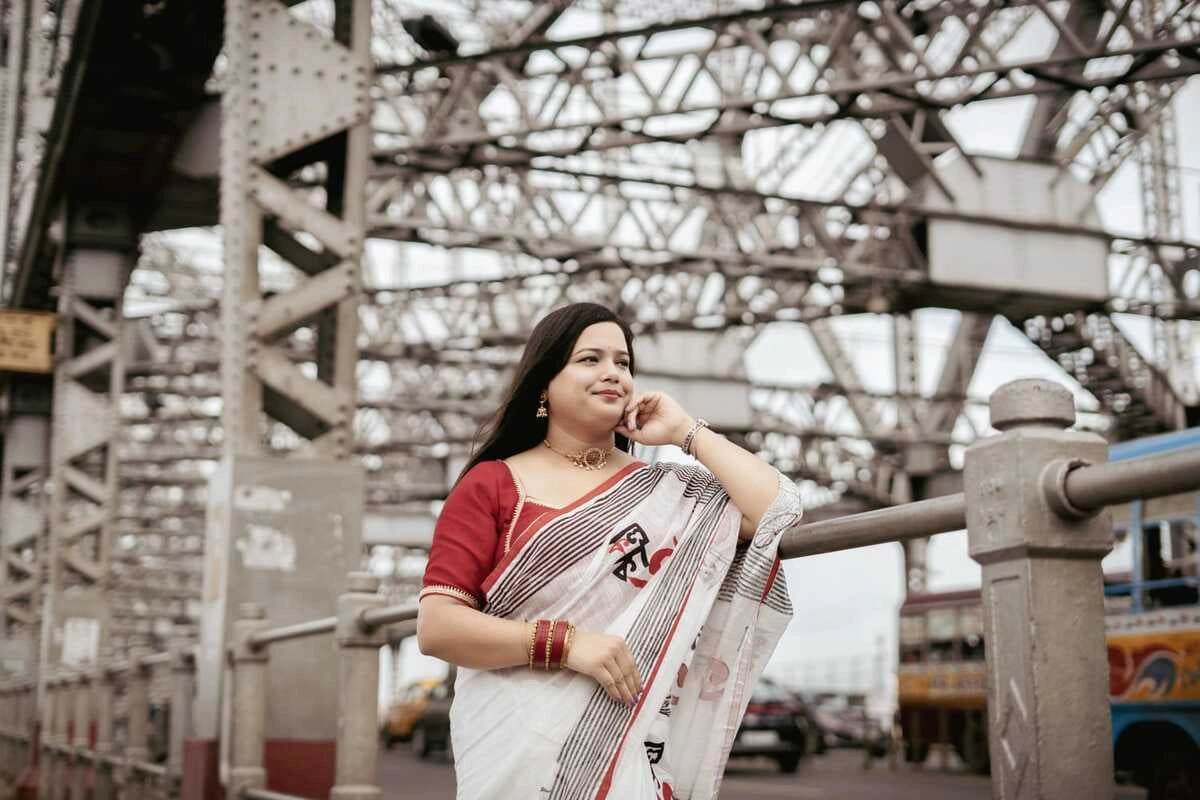 Red & White Contrast Soft Linen Cotton Saree with Unique Design